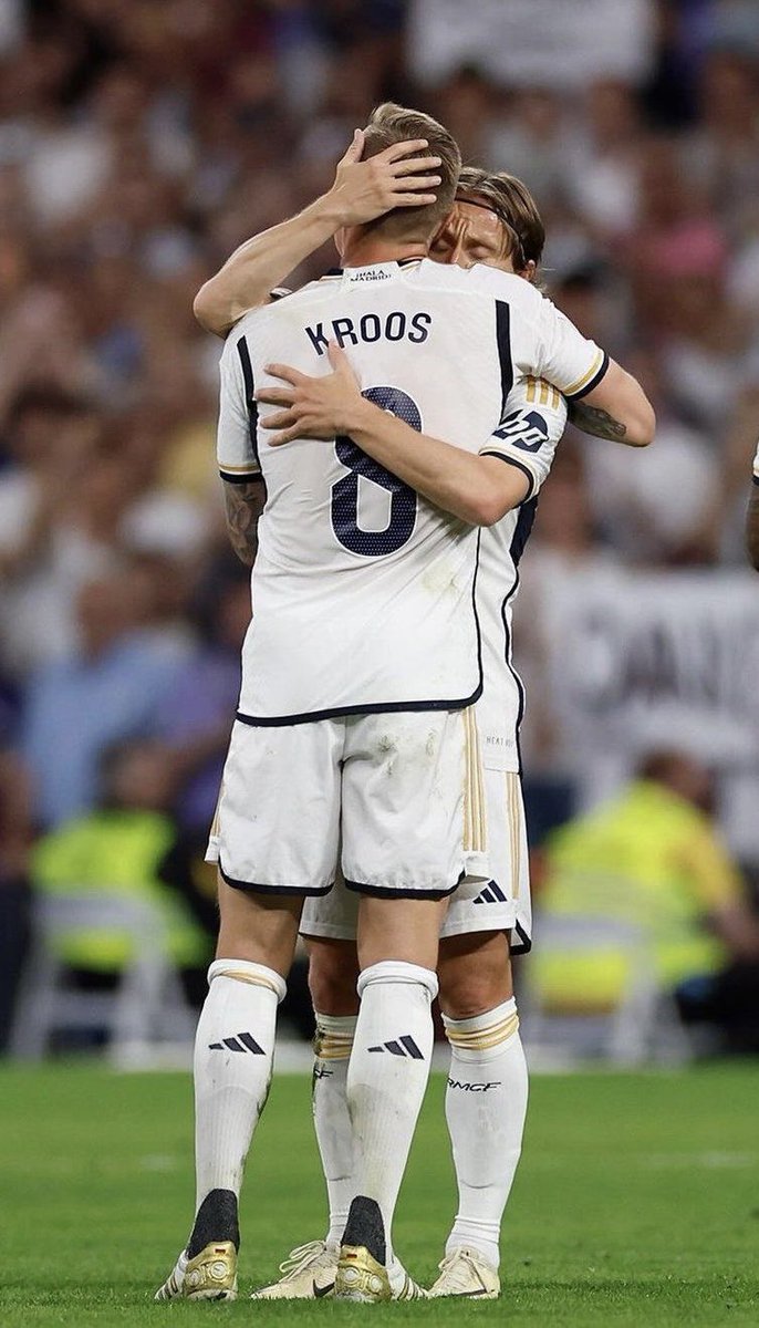 JulianoGreca's tweet photo. The end of one of the #most #legendary #midfield #partnerships ever 🤍🥺
#ToniKroos &amp; #Luka #Modric🙌👏
#Thankyou  #Maestro 🎱 https://t.co/oDEEHWig4a