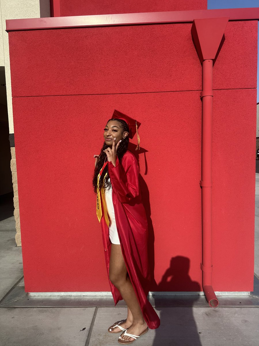 k3nnedynicole's tweet photo. oh btw i graduated. LA i’m cominggg✌🏼 https://t.co/7jA3lkVbj5