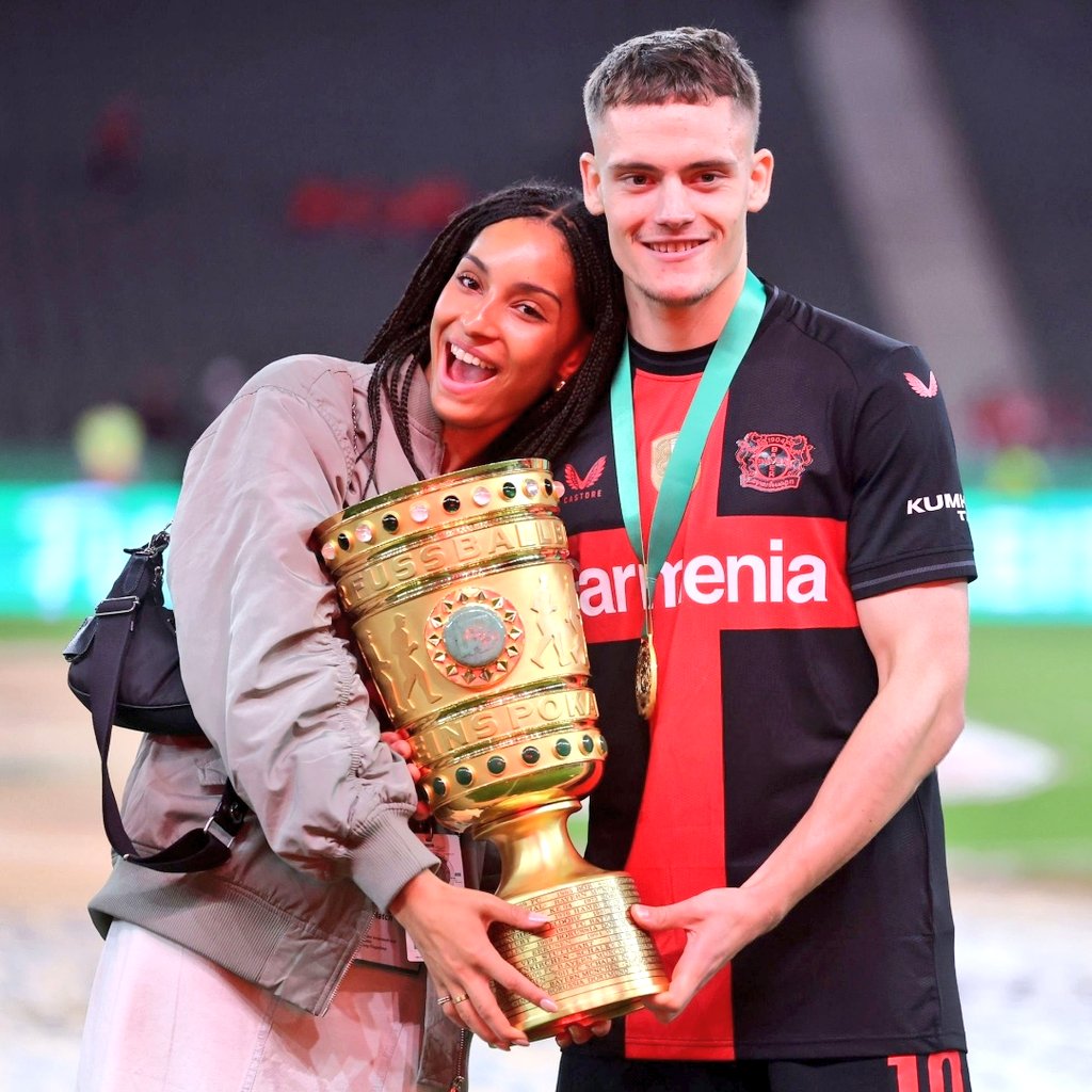 Florian Wirtz e sua namorada com o troféu da DFB Pokal. 💕