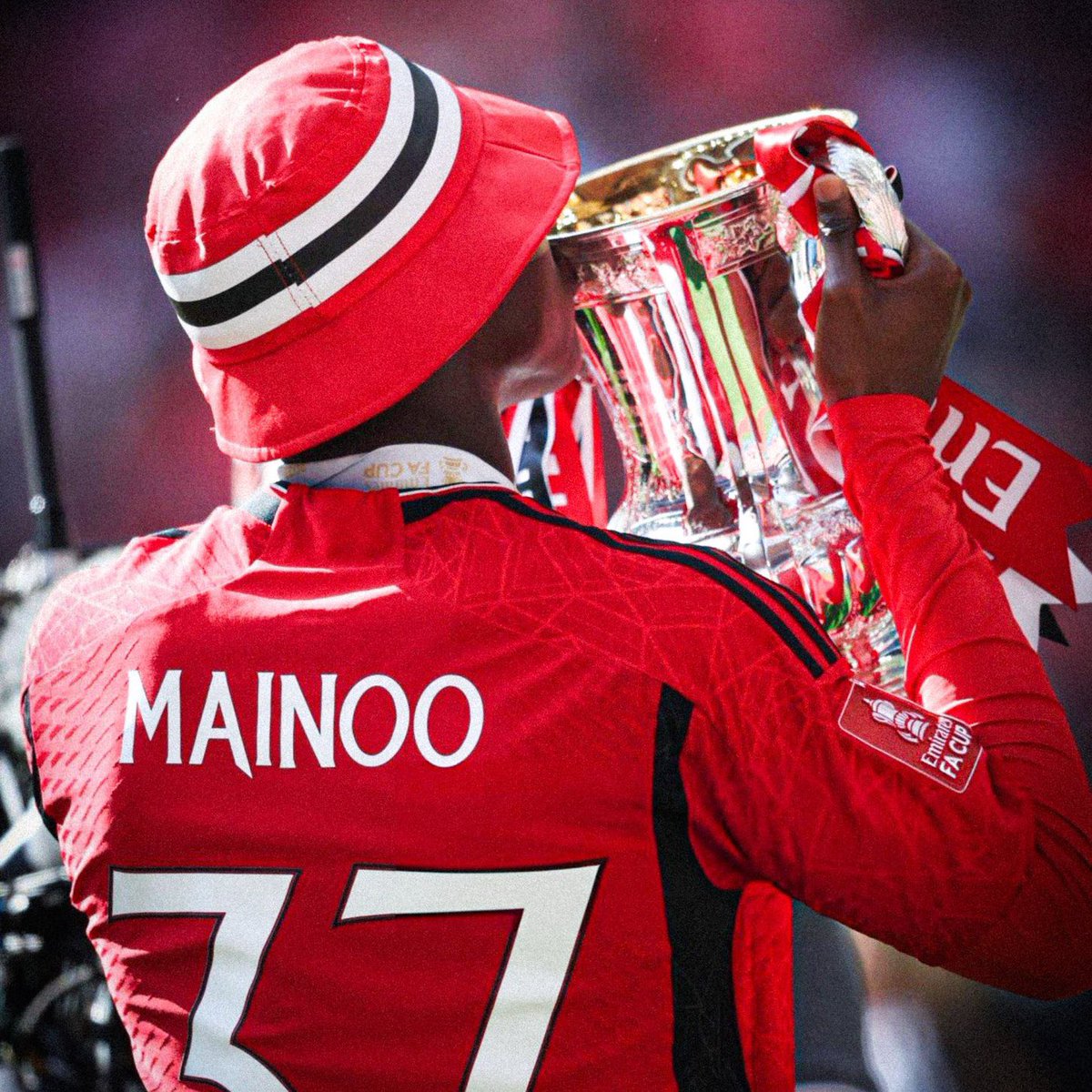 FabrizioRomano's tweet image. 🔴🏴󠁧󠁢󠁥󠁮󠁧󠁿 Paul Scholes: “Don't waste your time with comparison between me and Kobbie Mainoo…”

⚡️ “He is 10 times the player I was at 19”.

"Just love the way he receives ball, calmness, awareness of what's around him and big goals in big games. He’s special and he's f*cking Red!”.