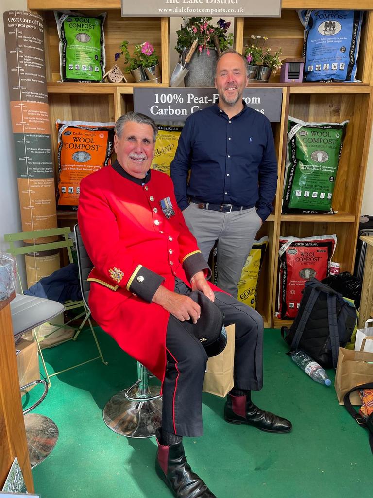 Lovely Day @The_RHS Chelsea Flower Show meeting up with our good Friend Arthur @RHChelsea Thanks to @DalefootCompost @ZestOutdoorLife for donating the planter and Peat free compost to the Chelsea Pensioners