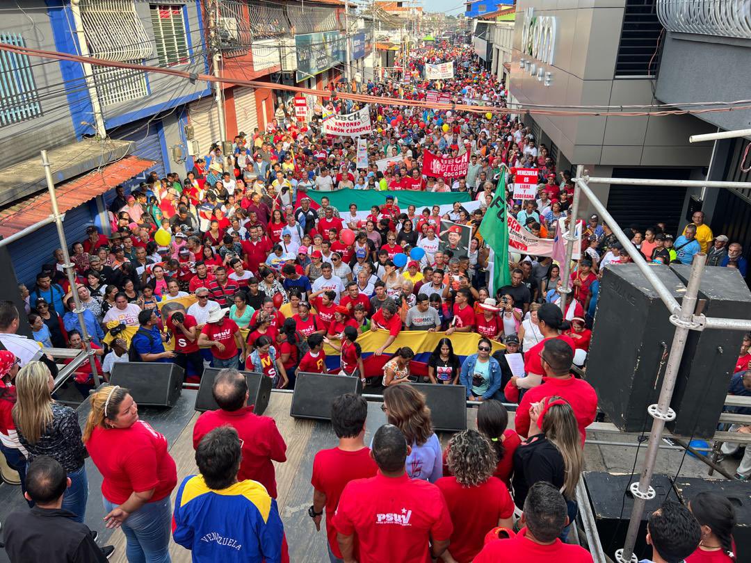 JacquelinePSUV's tweet photo. ❤️📣 Con una marea de amor mi gente de Socopó desbordó las calles para respaldar a nuestro líder @NicolasMaduro

✊ El pueblo de #Barinas se planta firme frente al imperio para decirle: ¡Somos un pueblo libre!

#LaEsperanzaEstaEnLaCalle 🇻🇪❤️ https://t.co/soStoiRlln