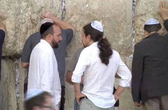 Difunden una foto de Pablo Iglesias en el muro de las lamentaciones en Jerusalén en una visita que realizó en 2014 y ahora se supone que los suyos quieren aniquilar a Israel “desde el río hasta el mar”. ¿Coherencia? Ninguna. Nunca la tuvo.