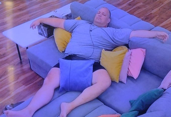 virginia: no puede ser que los bros y furia siempre ganan todo no les sale nada mal que bronca loco
virginia mientras tanto:
#GranFuria