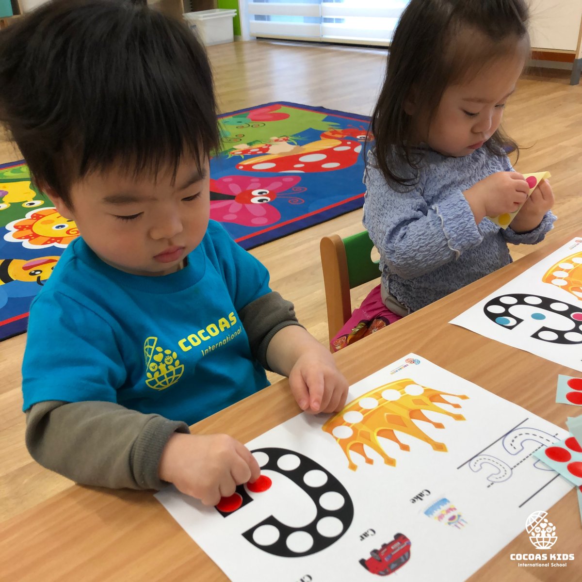 cocoas_kids's tweet photo. アルファベットを学んでいる時の一コマ

4月はA・B・Cを学び、今月は、D・E・Fを学ぶ2歳の園児達。
初めは、苦戦していたTrace（なぞり書き）も、今ではお手のもの♪

今年一年ゆっくりと楽しみながら学んでいこうね！

#インターナショナルスクール #英語保育園 #英会話 https://t.co/plvqY1kyIQ