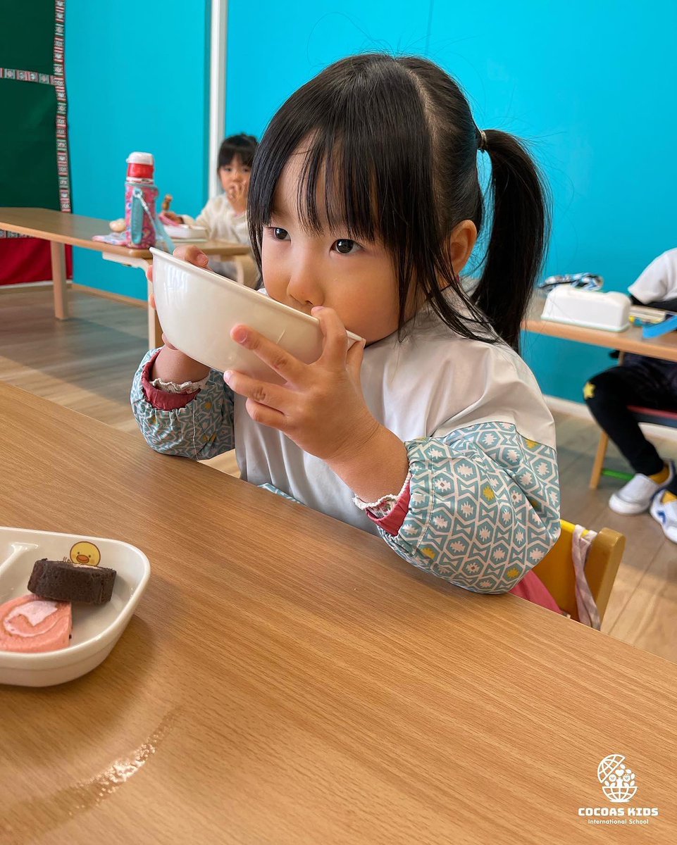cocoas_kids's tweet photo. 📚COCOAS KIDS 講師陣に聞いた📚
お子様と０から始める自宅で英会話
〜振り返り編⑤〜

【ご両親】
『Let’s eat breakfast!（朝ご飯食べよう！）』

【お子様】
『Okay!（うん、食べよう！）』

ぜひご自宅でお声掛けしてみてください♪

#インターナショナルスクール #英語保育園 https://t.co/vrCHxgDRiI