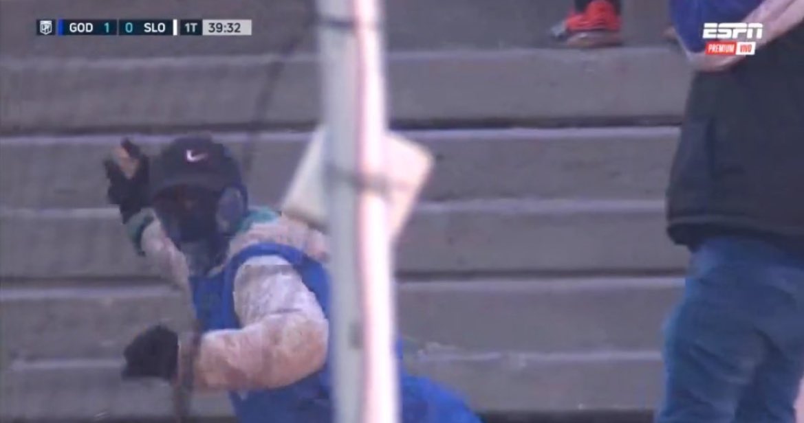 Tristísimo lo que pasó hoy en el partido entre Godoy Cruz y San Lorenzo, me apena por las personas que verdaderamente asisten para disfrutar del deporte.

Los responsables de estos disturbios son CRIMINALES, espero que la justicia actúe como corresponde.