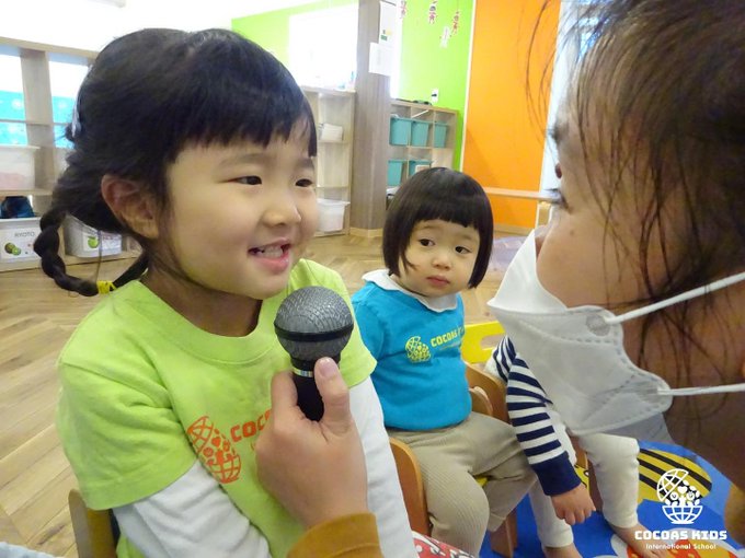 cocoas_kids's tweet photo. レッスン中の1コマ
先生『What can you see in the classroom?（室内に何がある？）』
園児『I see four tables!（４つのテーブルがあるよ！）』
教室にあるものを聞きながら皆でホワイトボードに書いていき出来上がった教室の地図を確認しました。
レッスン後も園児同士で質問をし楽しんでいました♪ https://t.co/AlVYvgDB80
