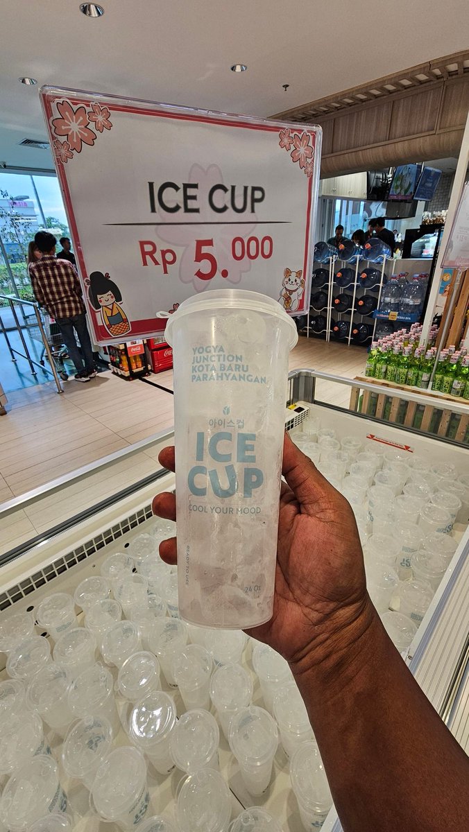 Bandung sepanas itu ya, nyari es batu sekarang ada di supermarket 😄