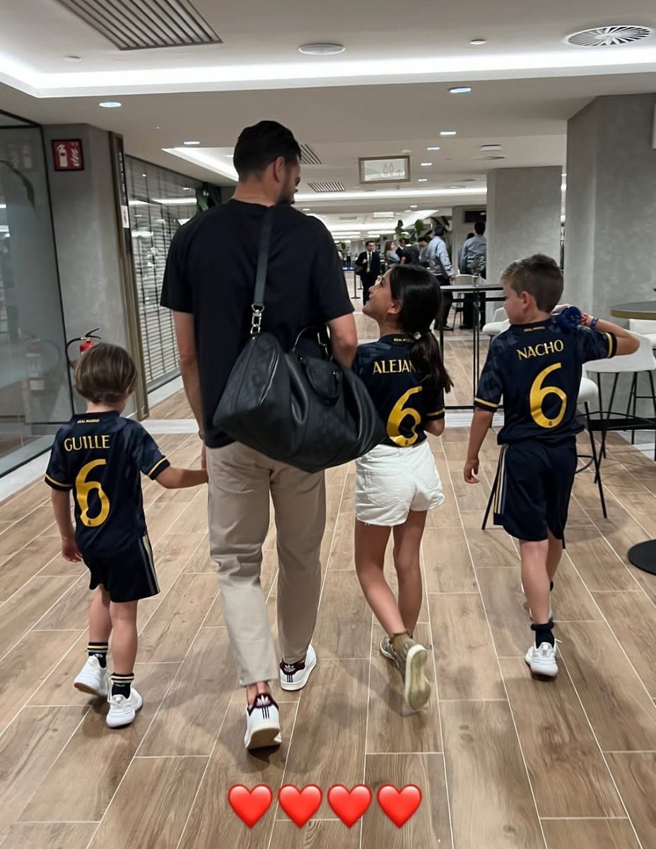 Nacho leaving the Bernabéu with his children. 🤍