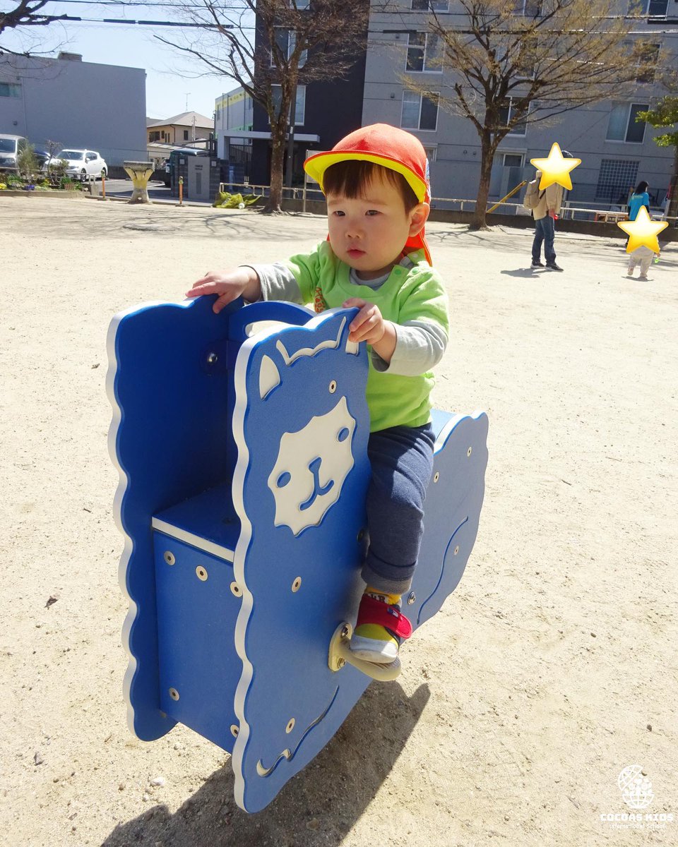 cocoas_kids's tweet photo. 園庭での一コマ
先生『What do you want to drive?（何を運転したい？）』
園児Ａ『I want to drive an airplane!!（飛行機を運転したい～！）』
園児Ｂ『I want to drive a taxi!! （タクシーを運転したい～
！）』
な��自分が乗りたい乗り物を答える園児達、いつか先生も乗せてね笑

#英語保育園 https://t.co/9Pp4q9o5hk