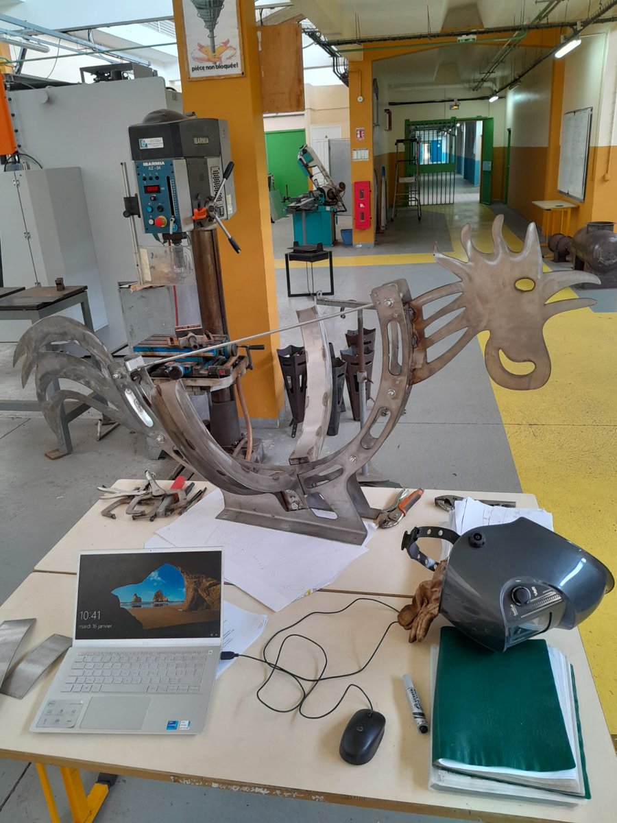 Une belle réalisation du chef d'œuvre de nos élèves de chaudronnerie accompagnés des équipes pédagogiques avec une mention particulière pour Mr Fouillade . Maintenant on peut avoir l'heure juste en lisant ce magnifique cadran solaire équatoriale. 😍