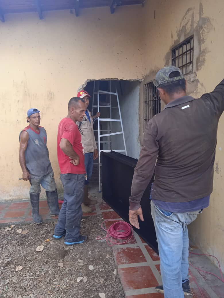 📢 Inició la ejecución del Proyecto Rehabilitación de la Casa Campesina en la Base de Misiones de la Comuna Luz de la Esperanza, Pquia La Cruz, #Maturín #Monagas  aprobado en la Consulta Popular 21 de abril. 🙋🏻‍♀️🗳️ 
@GuyVernaez
@ErnestoLunaPsuv
@sinco_vzla #CFG
#ComunaONada