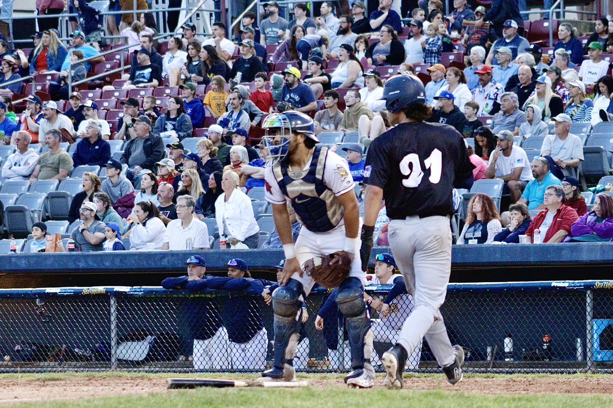 Chipping away!

Tommy Goonan (<a href="/BentleyBaseball/">Bentley Baseball</a>) with the double to send Andrew Possi (<a href="/UMassDBaseball/">UMD Baseball</a>) home!

3-2 Norwich

#FLRoadWarriors 🛡️ #FuturesLeague