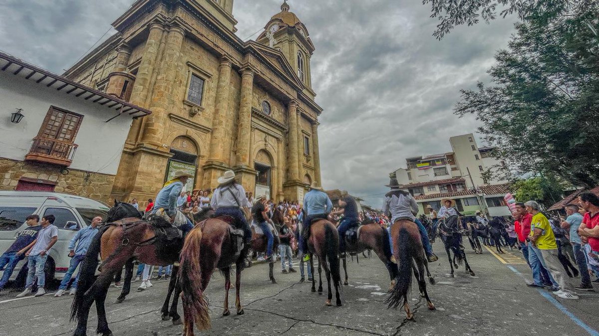 #AcciónUnificada | El Gobernador @GralJuvenalDiaz en compañía de la primera dama @TotoyaCasallas Casallas y la alcaldía de📍#Socorro organizaron una cabalgata que recorrió las calles de este bello municipio. #EsTiempodeSantander