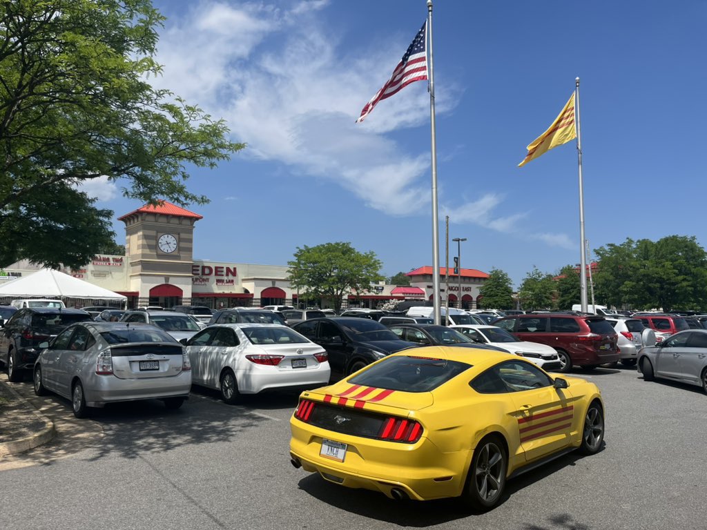 #USA 🇺🇸 Look who’s back. 🙋🏻‍♂️ at #EdenCenter, VA; & yes, both the flag & the car below sport the colors & stripes of the old #SouthVietnam flag. 🤔 Watch: on Asian immigration & America. From food/culture to entrepreneurs/smallbiz: enriching our nation. youtu.be/PbBRpTgOqxo?si…