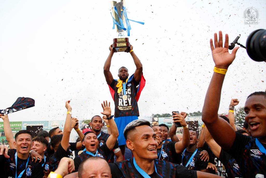 CDOlimpia's tweet photo. Una foto a la que 𝘁𝗼𝗱𝗼𝘀 estamos acostumbrados. 😮‍💨

¡Olimpia tetracampeón una vez más! 🏆🏆🏆🏆 https://t.co/fNFpAqRyim