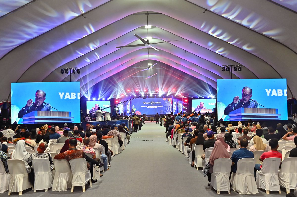 Semalam, saya hadir merasmikan Sambutan Minggu Perpaduan 2024 Peringkat Kebangsaan di Negeri Johor.

Sambutan sungguh luar biasa kerana dimeriahkan dan diraikan dengat semangat perpaduan dari masyarakat pelbagai lapisan kaum, agama dan bangsa di negara ini. 

Menyentuh aspek