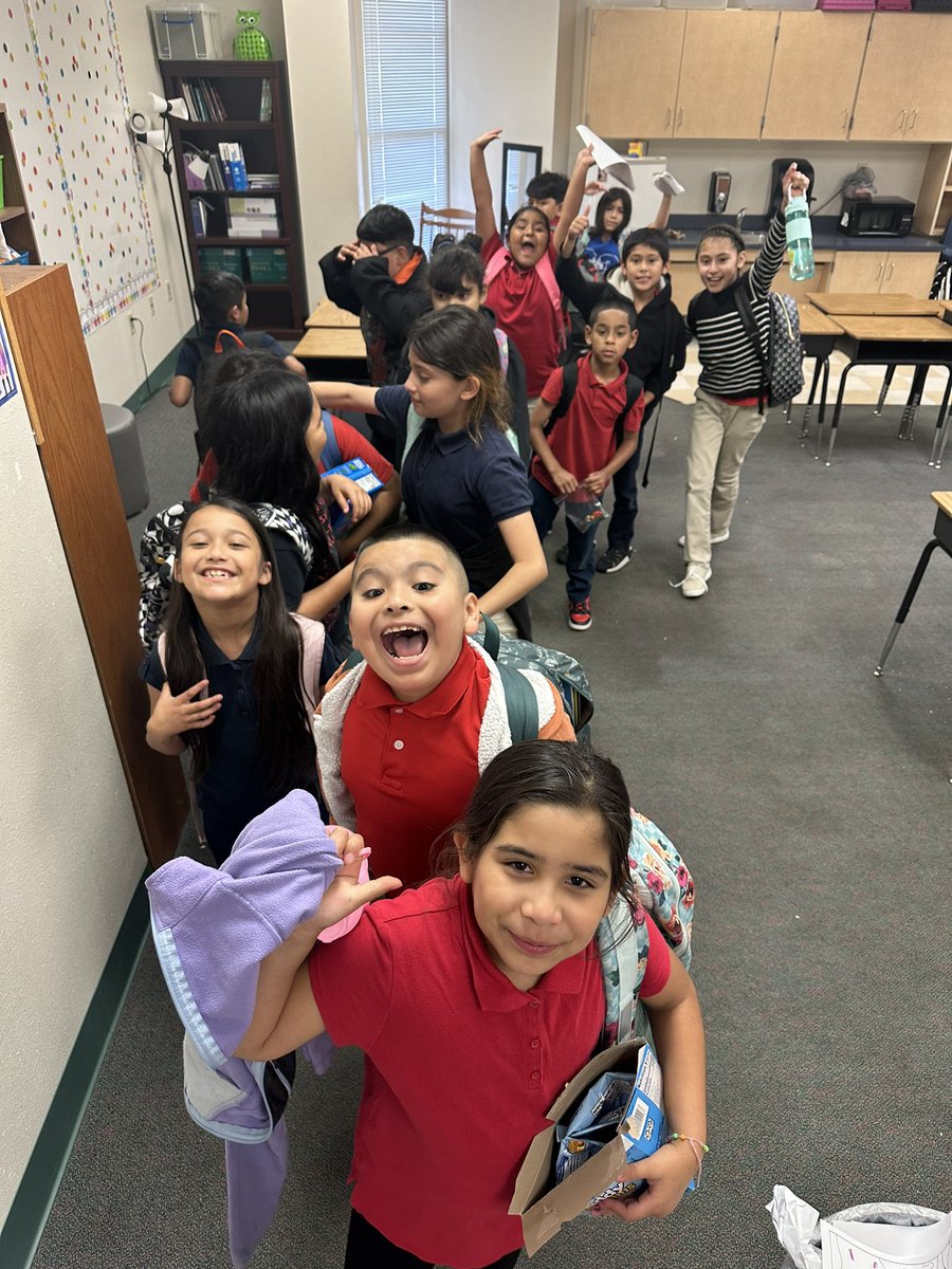 MrsJohnsonMST's tweet photo. Last picture as 3rd graders!! https://t.co/DaMxVFj0MH
