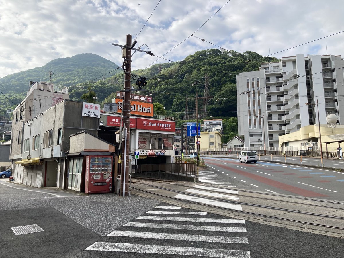 蛍茶屋電停の先には電車がセカンドストリートとロイヤルホストの階下に吸い込まれる