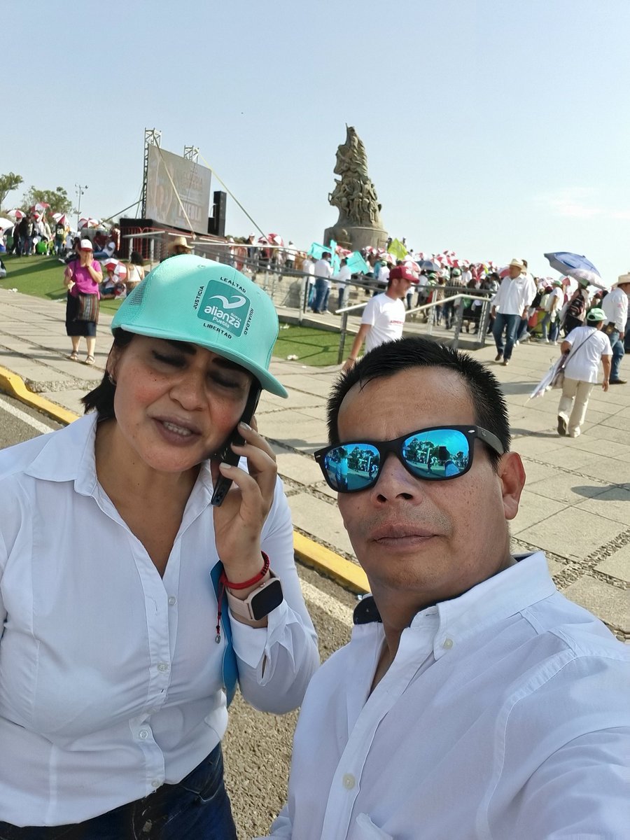 poblano51's tweet photo. En la plaza de la victoria @marybella771020 @R_AlfredoGP https://t.co/aEs0y88vle
