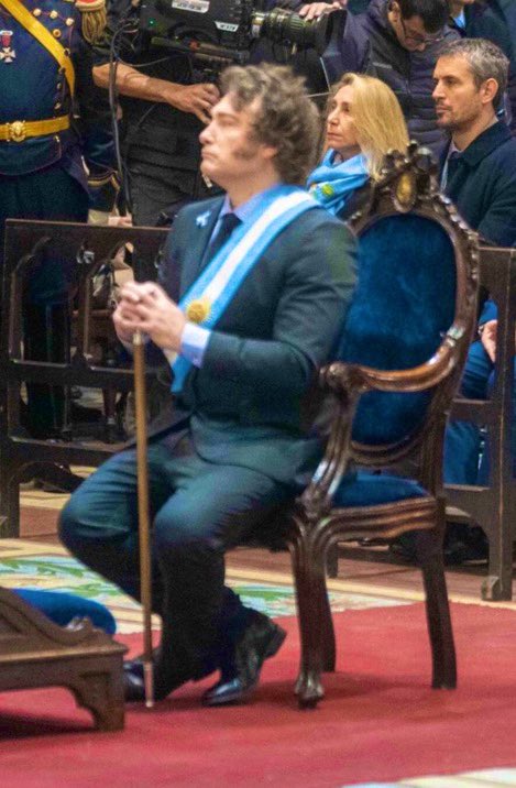TommyShelby_30's tweet photo. 🚨 NADA ES CASUALIDAD 🚨

Javier Milei es el hombre gris que salvará a la Argentina. https://t.co/kpnABmkJ9w