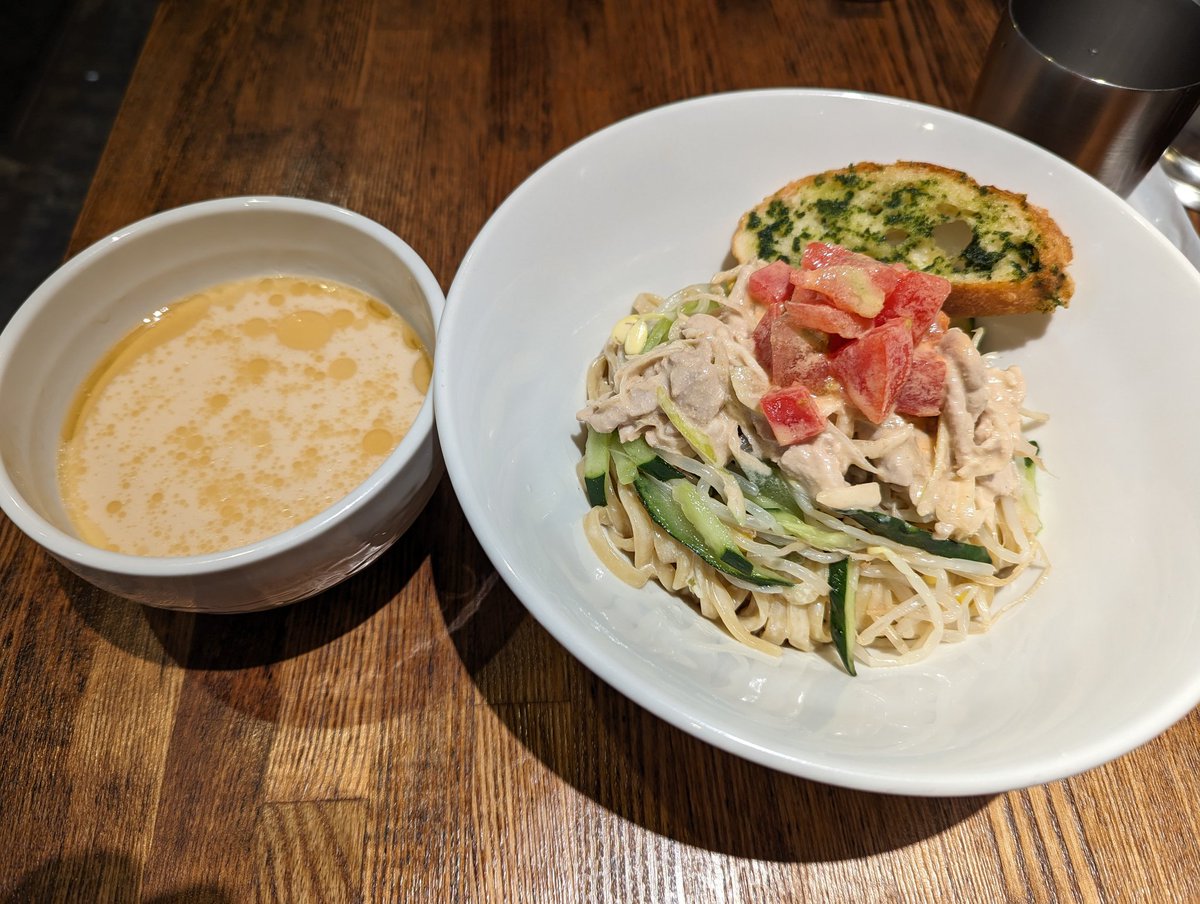 さいたま市
セキレイ〜NIBOSHI no D5〜
山葵クリームつけ麺〜夏野菜のサラダ仕立て+トマトカレー和え玉
鯛出汁の効いたつけ汁に山葵クリームをまとったつけ麺の相性抜群。
このつけ汁をカレー和え玉に少し入れると更に味わい深くもなる。
ごちそうさまでした。