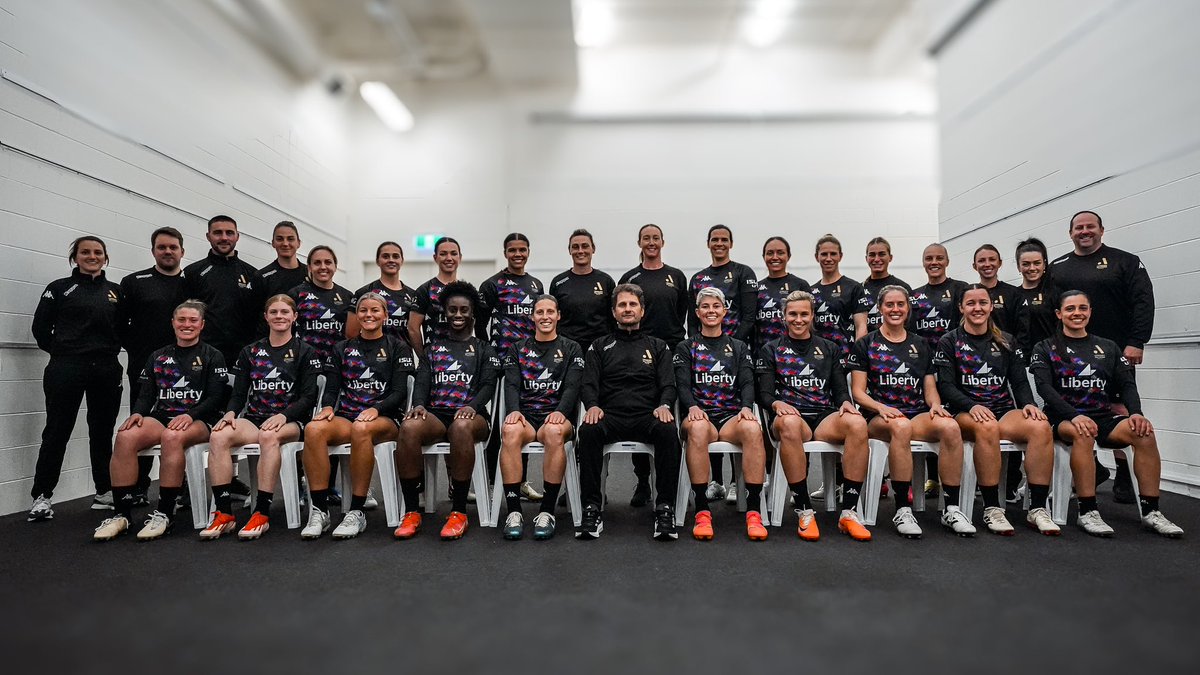 Kat_Smith_7's tweet photo. Honoured to serve as the assistant coach for the @aleaguewomen All-Stars against @ArsenalWFC! Reuniting with head coach @MontemurroJoe, working with fantastic staff and playing group, and experiencing the incredible support from the Melbourne crowd. Proud of our team ❤️⚽🙌 https://t.co/f5UD4XG5yP
