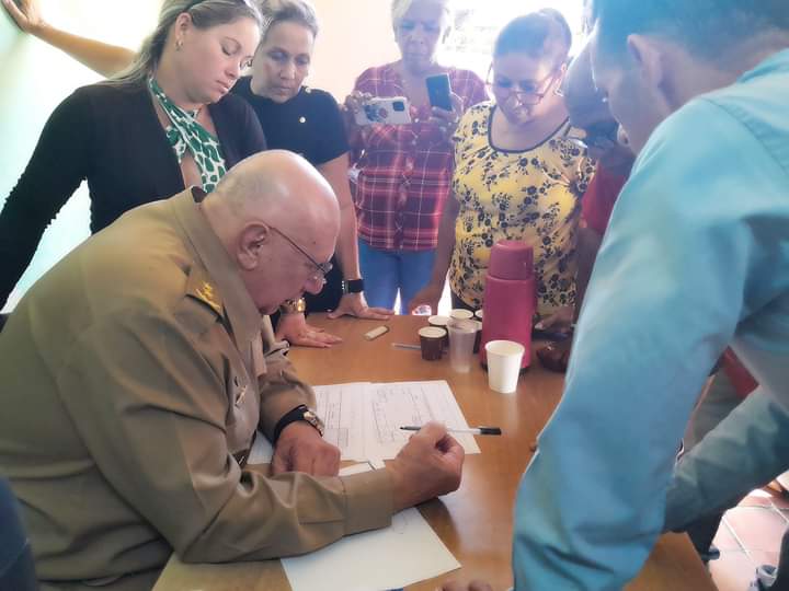 Realiza visita de trabajo a la DMOTU #Cardenas el Pdte del #INOTU, Gnrl de Div Raúl O. Acosta Gregorich. Entre otras cuestiones, chequea la situación de los trámites atrasados, la culminación del #Catastro y las condiciones de trabajo.
#MatancerosEnVictoria 
#VamosConTodo