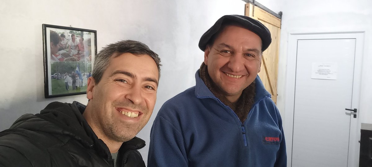 LucasEzeFoti's tweet photo. Hoy compartí un Día de la Patria distinto 🇦🇷
 Fue un verdadero placer poder participar un rato de la venta de empanadas que hicieron con mucho amor el Centro de Jubilados de Punta del Indio y conocer cómo estaban 👵🏼👨🏼‍🦳🥟 https://t.co/OeG6vgZ7en