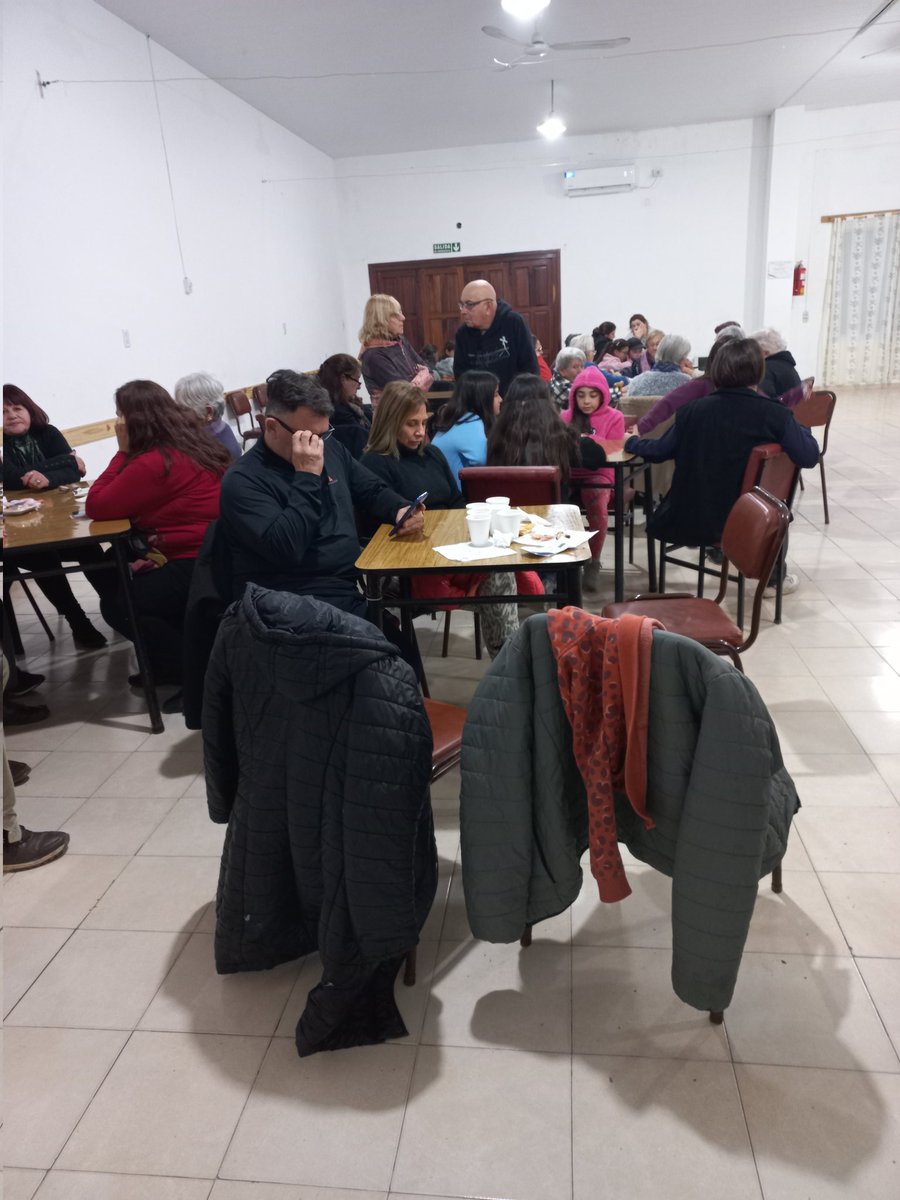 LucasEzeFoti's tweet photo. Ya por la tarde pasé a saludar por la Asociación de Jubilados de Pipinas que organizaron un chocolate y torta fritas con sus asociados 🍫🍰 
Es justo que después de tantos años de esfuerzo para levantar nuestra Patria tengan esos momentos de felicidad 🫂🇦🇷 https://t.co/udYOIOeuGc