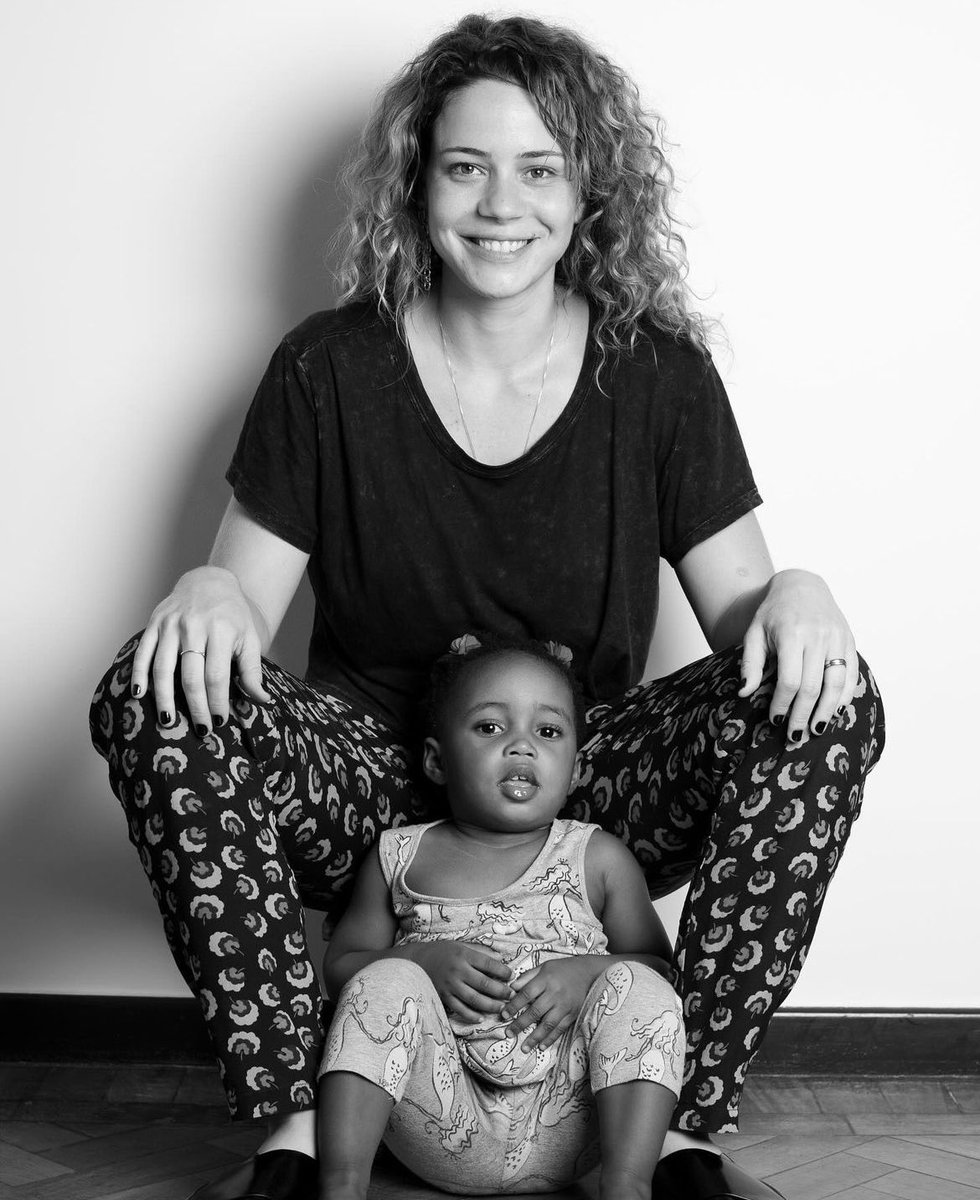 leandraleal's tweet photo. Hoje é o Dia Nacional da Adoção. Esse é um dia importante para celebrar quem através da adoção constrói sua família, para desconstruir preconceitos e também reafirmar que é um direito de toda a criança e adolescente ter uma família, e que a base para tudo isso é o amor.
Quando eu era pequena eu tive um sonho onde eu adotava. Esse sonho foi muito forte e real, ele me acompanhou por muitos anos, até que eu fui realizando que eu poderia sim viver a maternidade dessa forma. Assim com 34 anos eu e minha filha nos reencontramos. A Júlia me apresentou esse amor incondicional escolhido, e um aprendizado que só o amor traz com toda a sua complexidade e gentileza. A minha vida se transformou com a sua chegada, eu me transformei, me questionei, procurei e procuro ser melhor. Eu agradeço muito o dia do nosso encontro, agradeço o dia que eu acreditei nesse sonho, agradeço a minha filha e celebro com todo o meu coração as famílias, histórias, encontros, ensinamentos e amores possíveis através da adoção.