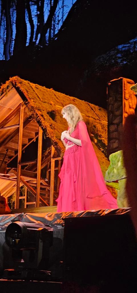 #LisbonTStheErasTour It was everything ❤️ I even got a guitar pick 🥹 when are you back, <a href="/taylorswift13/">Taylor Swift</a> ? 😅