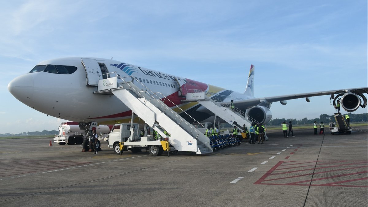 Tak heran masyarakat kecewa, begitu banyak keluhan terhadap penerbangan maskapai Garuda, dari kejadian Return To Base (RTB) pesawat Garuda Indonesia, hingga keterlambatan penerbangan. Kasian lho padahal jamaah haji banyak lansia #Haji2024 #HajiRamahLansia kemenag.go.id/nasional/kemen…