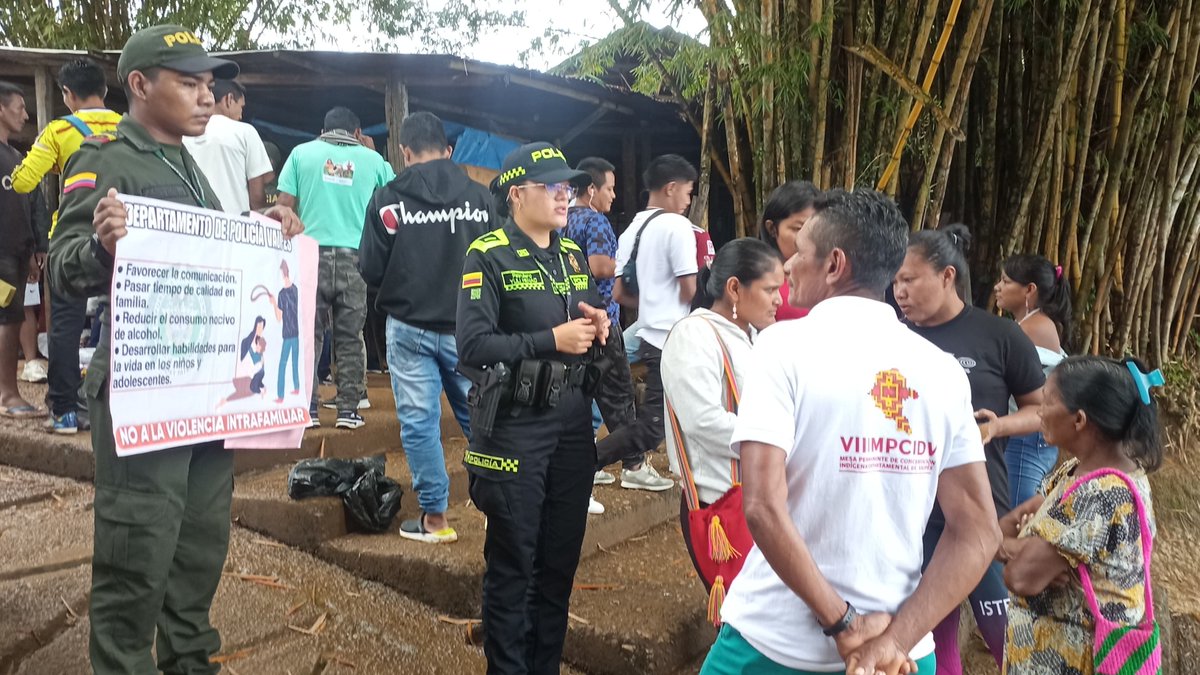 PoliciaVaupes's tweet image. El grupo de educación y prevención ciudadana sigue intensificando campañas  contra la violencia intrafamiliar, Hurto, lesiones personales, homicidio y el uso de las #Líneas 155,123,👮 Estamos muy atentos a brindar una respuesta oportuna y efectiva. #SiemprePresentes #DiosYPatria