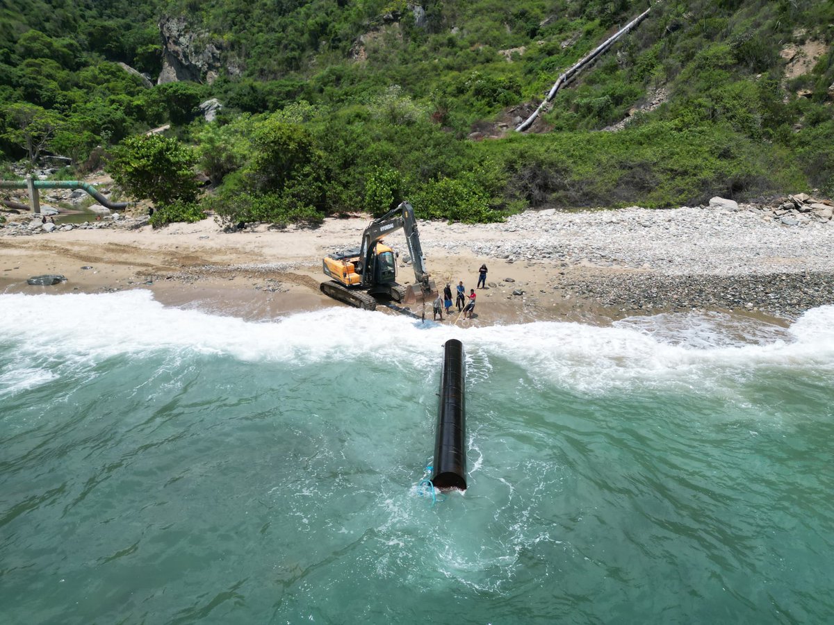 hidroven_ve's tweet photo. De día y de noche, ingenieros, técnicos, especialistas y personal obrero, avanzan con la sustitución de tubería en el eje montañoso Maya-Picure, del estado La Guaira, obra que lleva un 65 % de avance y cuya meta es pasar de 300 a 600 litros por segundo en atención al Pueblo guaireño.

Gracias a las políticas y al esfuerzo del Gobierno Bolivariano liderado por el presidente Nicolás Maduro, en una primera fase fueron instalados 888 metros de tubería de 36 pulgadas, mientras que en la segunda fase, que está en curso, van 648, para un total de 1.536 metros colocados, en un terreno complejo y de difícil acceso.

@NicolasMaduro 
@RMarcoTorres 
@minaguasoficial 
@mastporlapatria