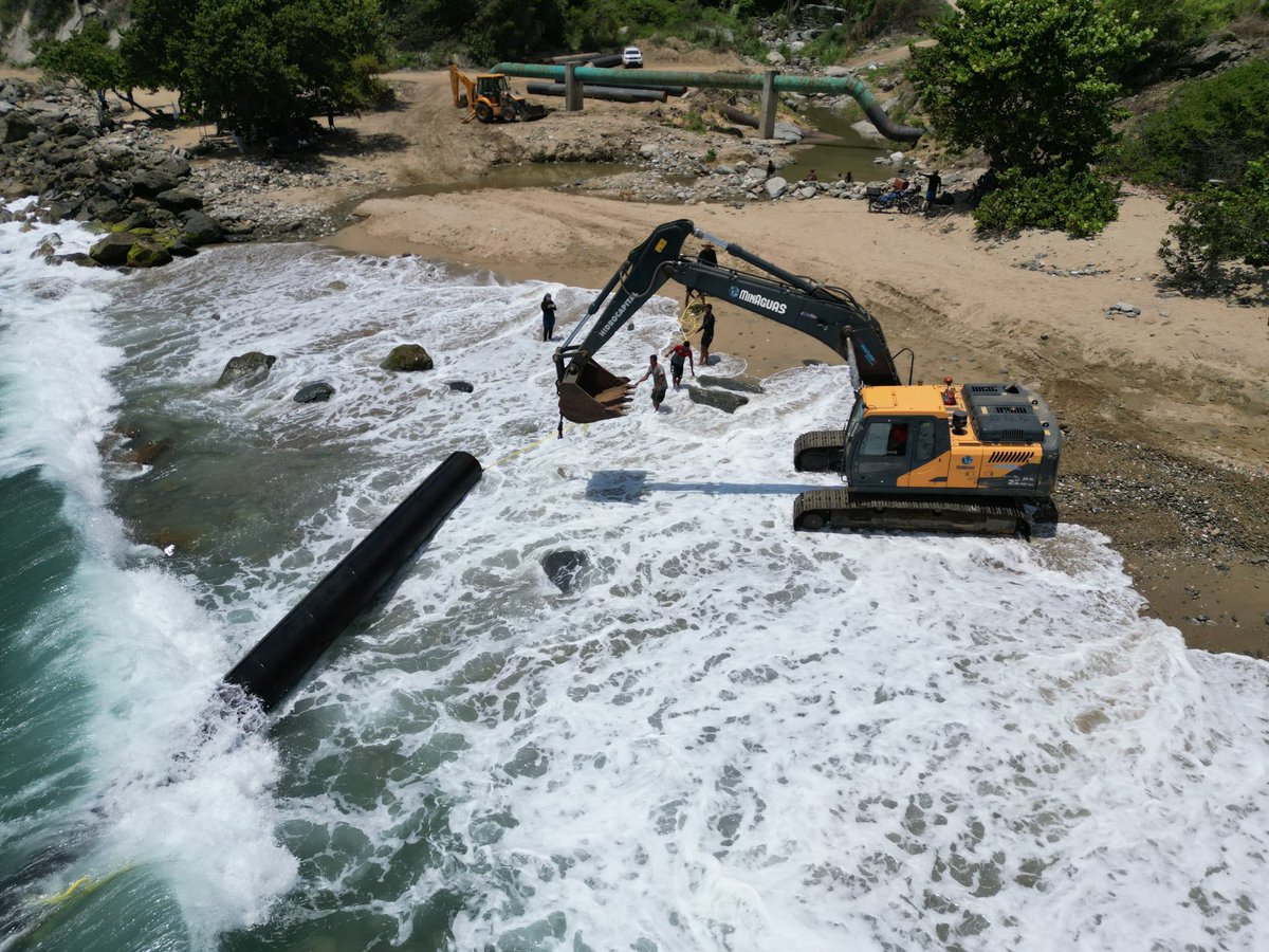 hidroven_ve's tweet photo. De día y de noche, ingenieros, técnicos, especialistas y personal obrero, avanzan con la sustitución de tubería en el eje montañoso Maya-Picure, del estado La Guaira, obra que lleva un 65 % de avance y cuya meta es pasar de 300 a 600 litros por segundo en atención al Pueblo guaireño.

Gracias a las políticas y al esfuerzo del Gobierno Bolivariano liderado por el presidente Nicolás Maduro, en una primera fase fueron instalados 888 metros de tubería de 36 pulgadas, mientras que en la segunda fase, que está en curso, van 648, para un total de 1.536 metros colocados, en un terreno complejo y de difícil acceso.

@NicolasMaduro 
@RMarcoTorres 
@minaguasoficial 
@mastporlapatria