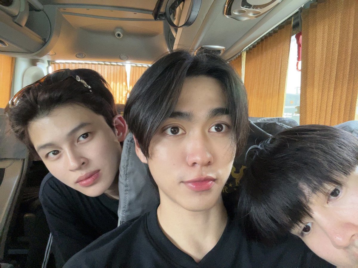 ด้อม อู๋บูม คือโชคดีมากกกก ศิลปินอัพโซเชียลเองเลย แทบไม่ต้องไปนั่งส่องสตอรี่คนในค่ายตามหา
แล้วพอคนพี่จะถ่ายอะไร ก็คือคนน้องคอย เอาตัวเองไปเบียด ไปแปะร่วมเฟรมกับพี่เขาตลอด พวกแกก็น่ารักเกิ๊น

#อู๋บูม #AouBoom
#aou_tnbknr #besevboom 
#GMMTVOuting2024