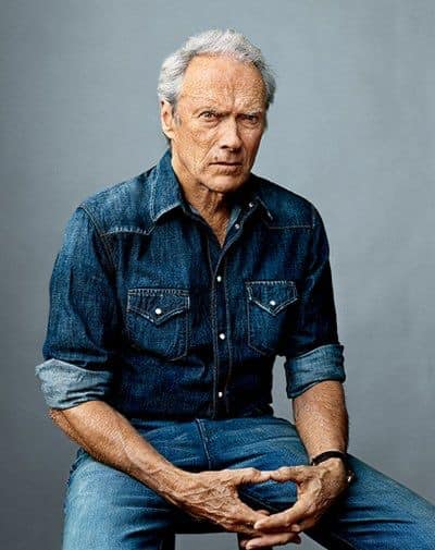 Il 94enne Clint Eastwood sta 'raccontando'...
“Non cercare il lusso in orologi o bracciali, non cercare il lusso alle forchette o alle vele.
“Il lusso è risate e amici, il lusso è pioggia sul viso, il lusso è abbracci e baci.
Non cercare il lusso nei negozi, non cercarlo nei