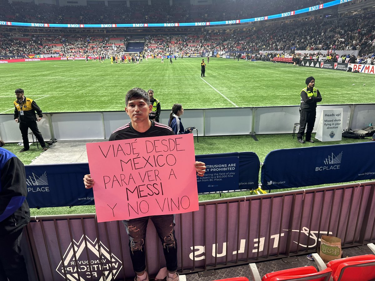 edwincalderons's tweet image. Este soy yo, viajé más de 3 mil Km, desde México para ver jugar a Messi, como regalo de cumpleaños, no hay palabras para describir la decepción y tristeza que sentí cuando dieron la noticia de que Messi no vendría a Vancouver
@WhitecapsFC @InterMiamiCF #WhereisMessi #LionelMessi