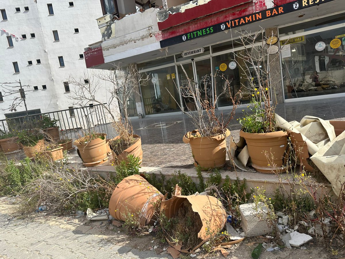 GÜNAYDIN… Kimbilir; hangi umutlarla ekildi çiçekler. Hayatta mı değil mi bilinmez ekenler… Kırık kalpler, kırık saksılar, yorgun hayatlar… Sağlıklı pazarlarınız olsun. (Hatay-Harbiye)