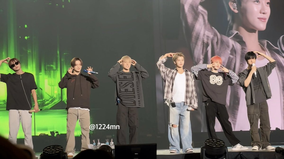 1224mn's tweet photo. 240526 tokyo soundcheck リハーサル観覧
#NCTDREAM_THEDREAMSHOW3 
・メロメロおっぱマークジェミン
・ふにゃふにゃしてたジェノ
・最後だけサングラス外すヘチャン
・水筒の中身は蜂蜜水で、自己紹介で水餃子って言って後悔してるちぃちゃん
・聞き取りして「天使ろろたん」って自己紹介するチョンロ https://t.co/Pxqpf2N2Lv