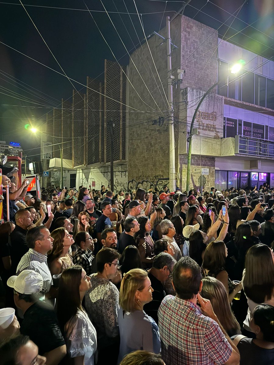 elimparcialcom's tweet photo. Entre el público que asistió anoche el concierto de Kany García también estaba @tonoastiazaran , alcalde de Hermosillo con licencia, y su esposa Paty Ruibal.

#FiestasdelPitic2024 https://t.co/KxYuwWFaHt
