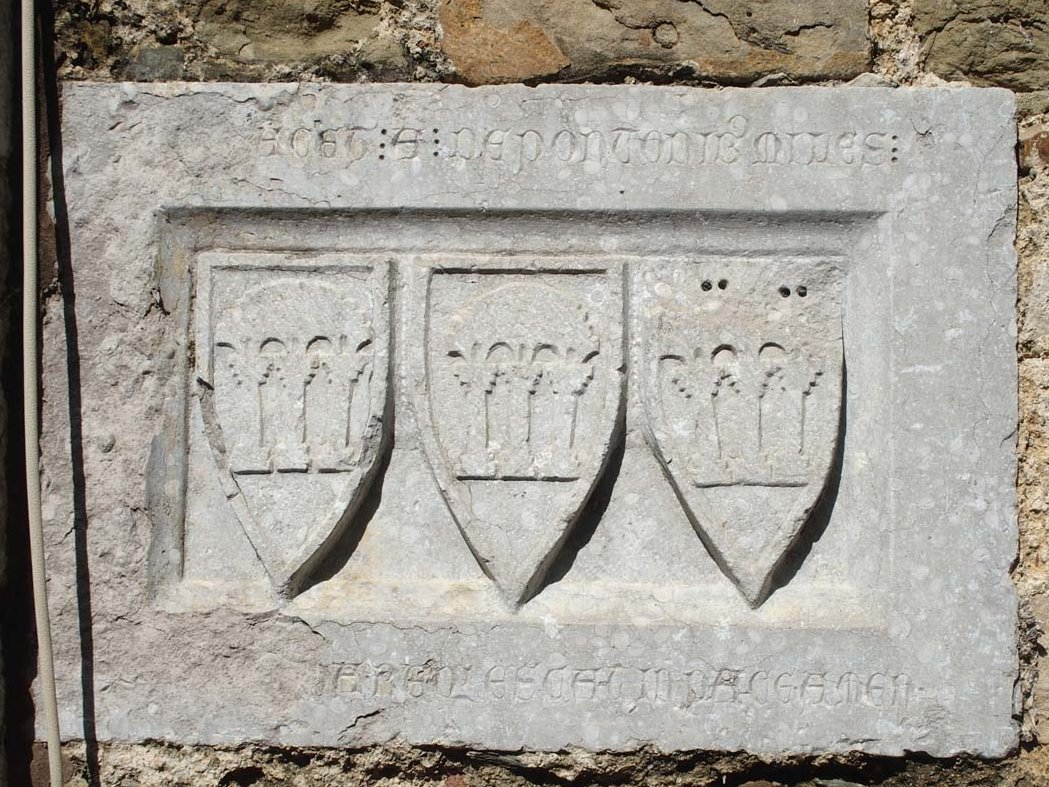 Monells. Església de Sant Genís: Làpida sepulcral del cavaller Arnau de Pontós d'estil gòtic. Pertanyent a una de les famílies més rellevants de la història de Monells.