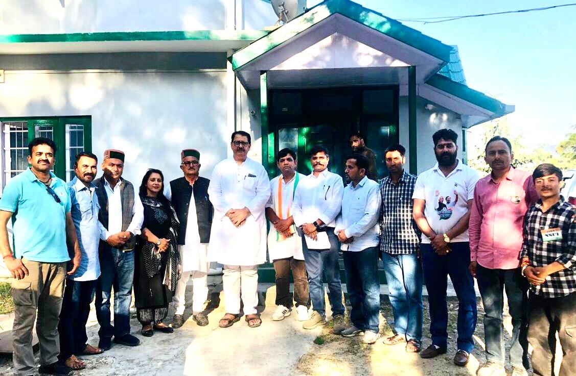 Met Sr. Leaders & functionaries of #Karsog Block #Congress in Karsog and reviewed ground feedback vis-a-vis our ongoing election campaign for our #Mandi Loksabha Candidate @VikramadityaINC. The positive response which our door-to-door campaign teams are receiving from the voters
