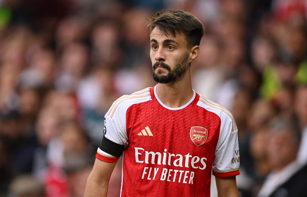 🚨 Mikel Arteta is considering selling £35m midfielder Fábio Vieira this summer after becoming concerned at his performance in Arsenal training sessions. (Source: @TheAthleticFC)