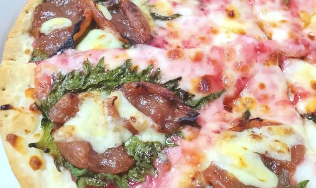Crouching_Taiga's tweet photo. @ContestChampion Hey BG, been a while since an "interesting" Japan food post! I give you 1) 4-cheese ice cream from Baskin Robbins and 2) Pizza Hut's "Ume-gharita" pizza - Margherita  pizza with "baked pickled plum" on it for some weird reason. Tastes exactly how you think! #mmmm https://t.co/2YhZeZ8M26