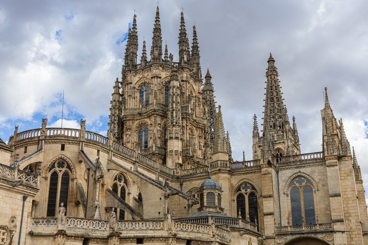ユネスコ #世界遺産「#ブルゴス 大聖堂」✨

#スペイン の代表的ゴシック建築のひとつ☝

#レコンキスタ で活躍した通称「エル・シッド」、ロドリーゴ・ディアス・デ・ビバールがここに眠っています👀

👉bit.ly/3pLZHia

#VisitSpain #SpainCulturalHeritage #UNESCO