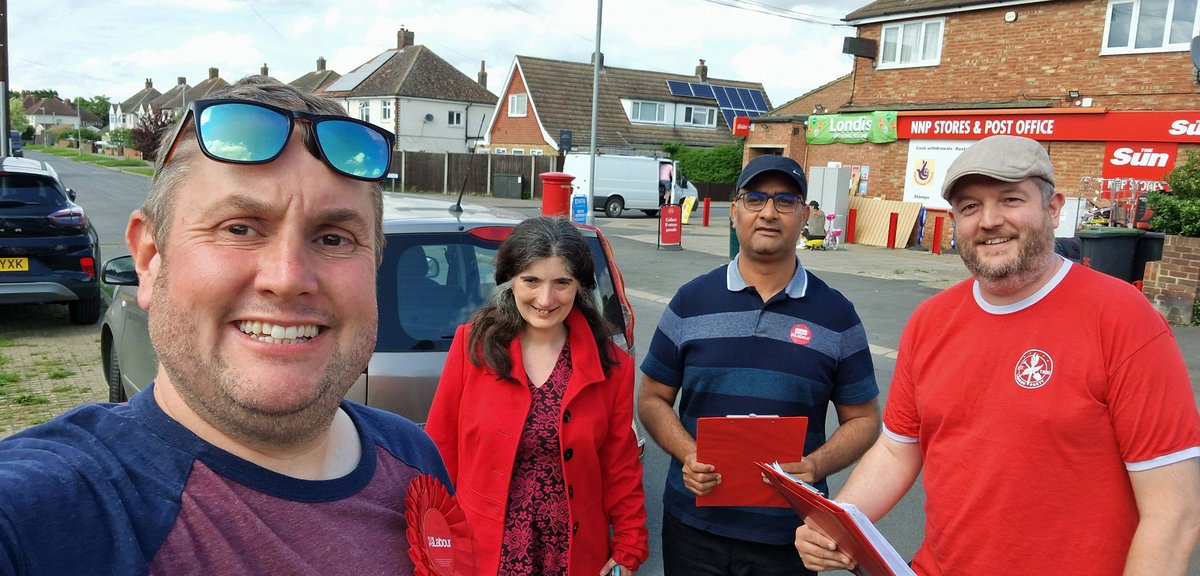 🌹Out on the doorsteps with @uday_nagaraju our parliamentary candidate! We've been chatting to residents of Stratton Way. Less than 6 weeks, we'll have the chance to vote for change. A change that N.Beds desperately need! #VoteLabour #labourdoorstep #change #Biggleswade #labour