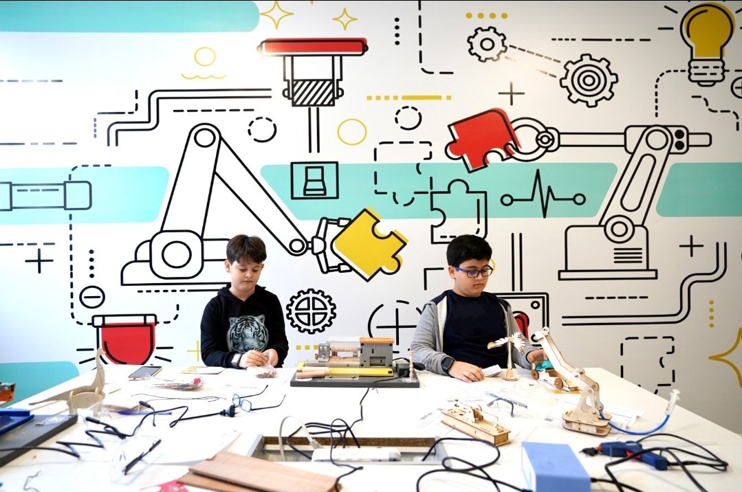 "Eğitim, bir çocuğun bilgi miktarını artırmak değil, onun icad etme, keşfetme imkânlarını arttırmak ve yeni şeyler yapabilecek insanlar yetiştirmektir."
J. Piaget